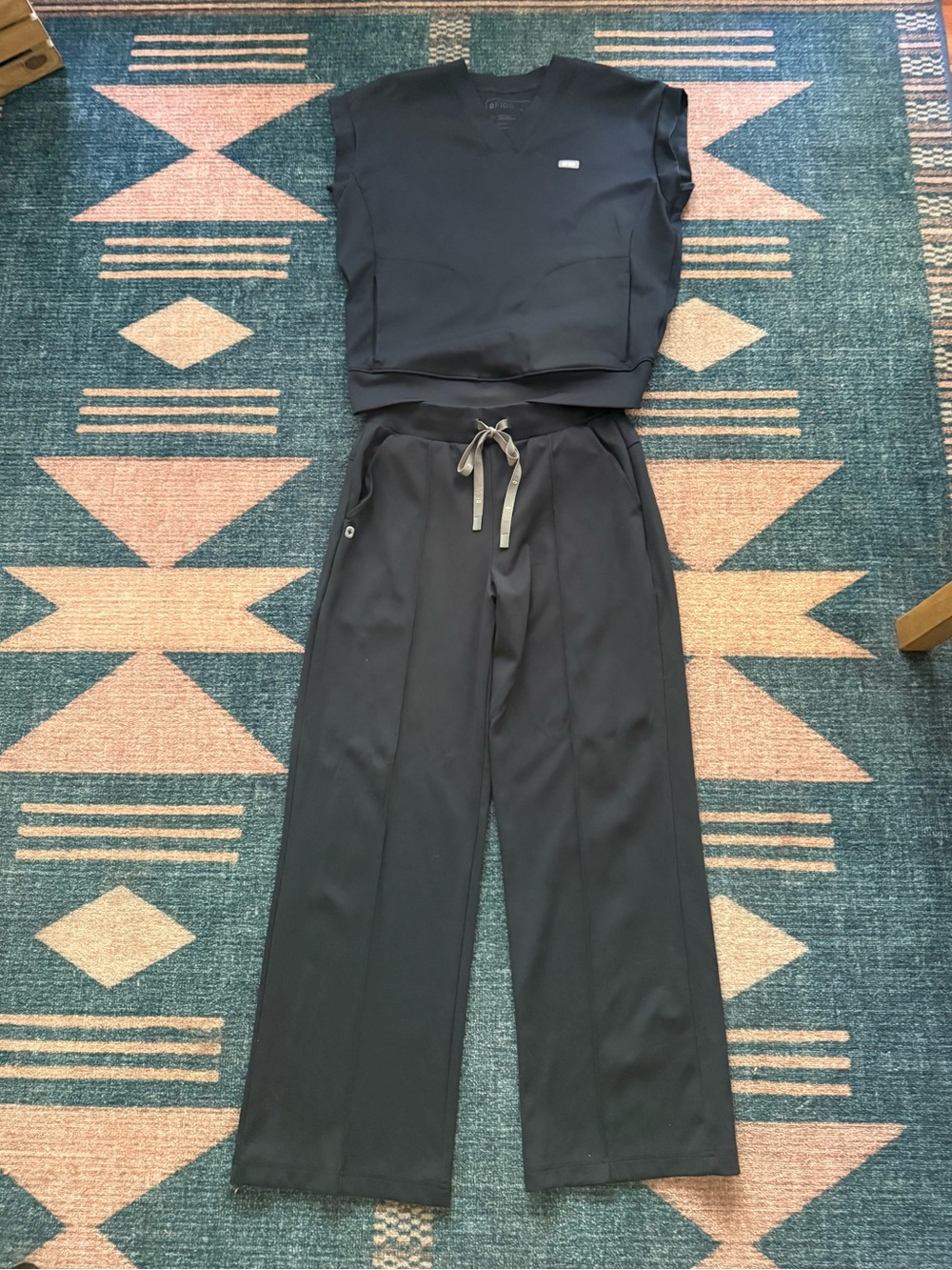 Women’s Figs FormX Scrub set in Navy Size M and S/P
